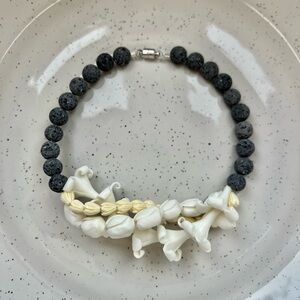 Lava collection Triple car lei - puakenikeni, pikake